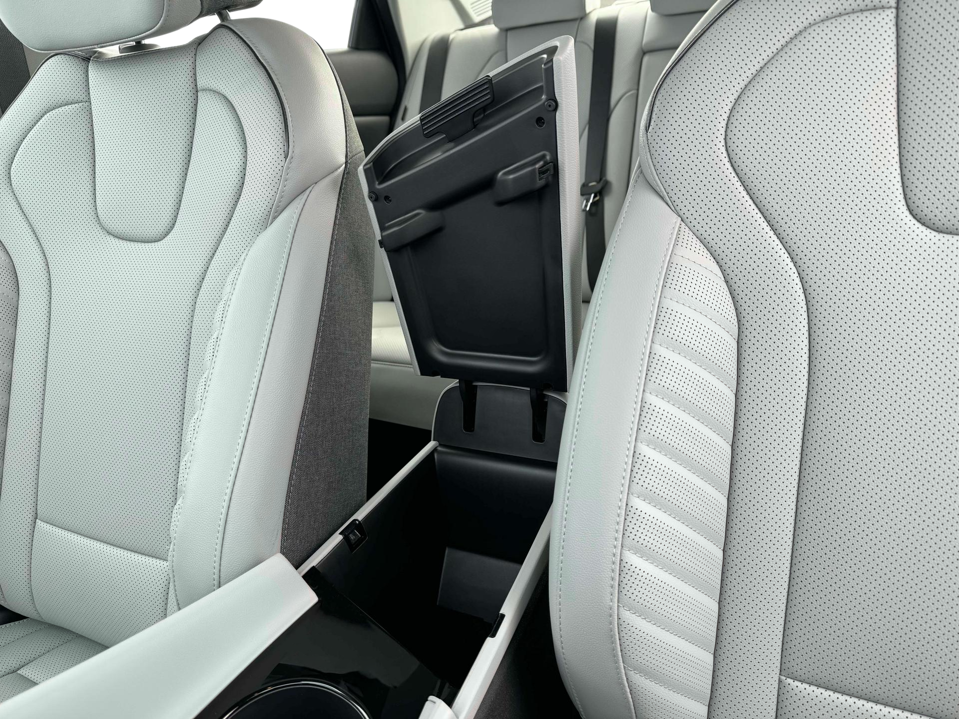 2025 Hyundai Elantra Limited - Photo 18