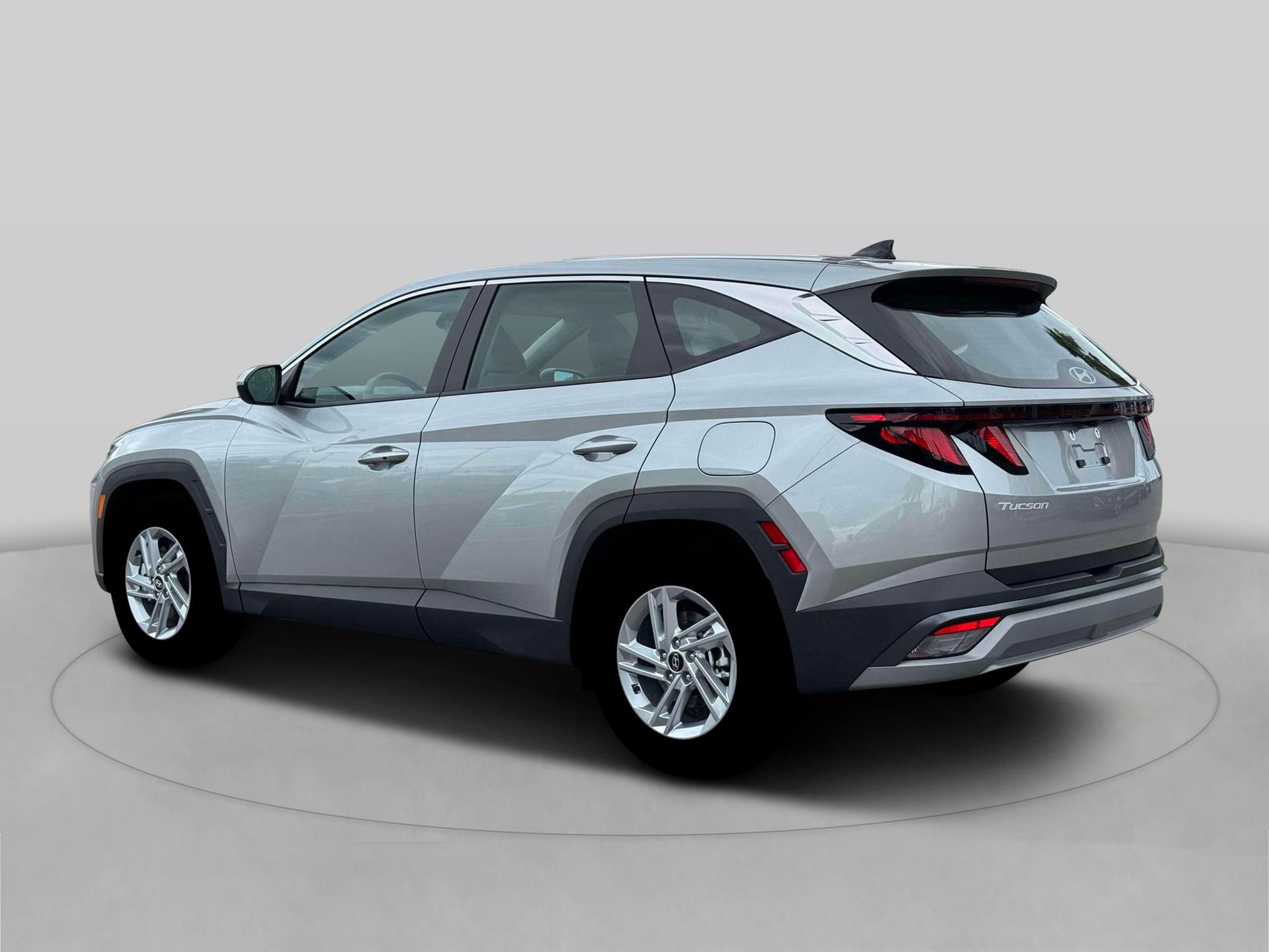New 2026 Shimmering Silver HYUNDAI SE FWD image 4