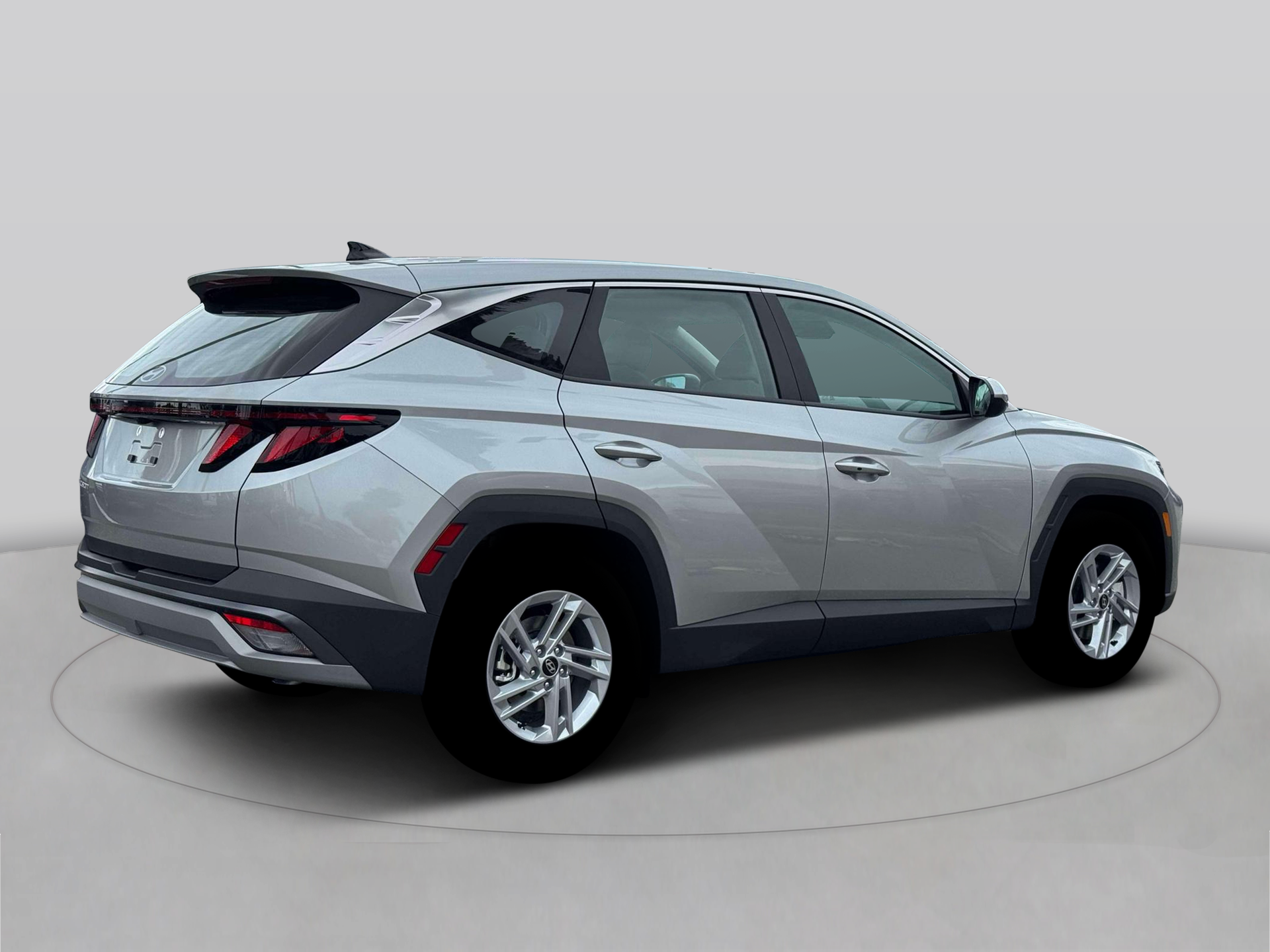 New 2026 Shimmering Silver HYUNDAI SE FWD image 8