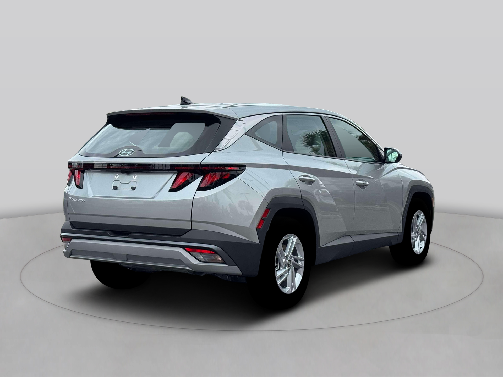 New 2026 Shimmering Silver HYUNDAI SE FWD image 7
